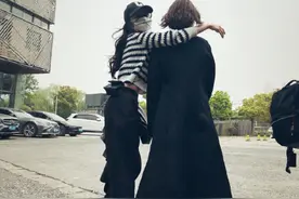 杨幂晒与经纪人合影，纤细蚂蚁腰抢镜，两人多年姐妹情惹人羡图片