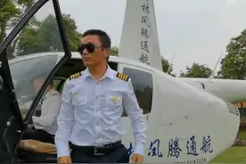 王宝强考直升机驾照！穿制服肩宽腿长显气质，吴京也曾花25万学习图片