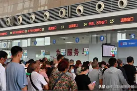 受多地持续强降雨影响 河北石家庄240余趟列车停运图片