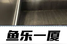 地铁偶遇一个女生，后面裤子破洞了，要不要提醒她一下...图片