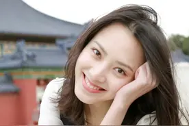 古灵精怪的95后美女演员，孙嘉灵，给人一种初恋般的感觉图片