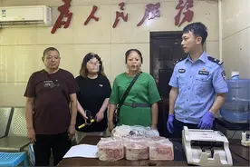 视频 | 菜市场保安捡到一个塑料袋 打开一看里面竟装着近40万现金图片