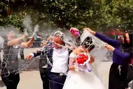 婚礼成葬礼！新郎被4个人打进医院，农村闹婚有多恶俗？纪录片图片