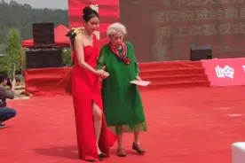 86岁老戏骨谢芳走穴捞金，步伐蹒跚靠人搀扶，腿细似麻杆惹心疼图片