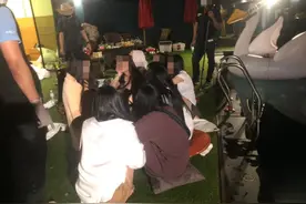 22名泰国年轻男女无视隔离禁令 开性派对通宵狂欢 被警方突袭抓捕图片