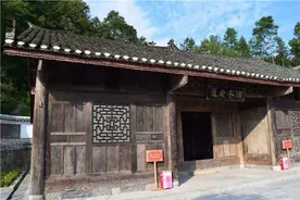 中国最“有钱”贫困户：住8个亿的金丝楠木屋，儿子却娶不到老婆图片
