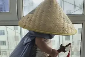 “尿不湿大侠”火了，手握宝剑，腰带奶瓶，网友：萌娃版大侠图片