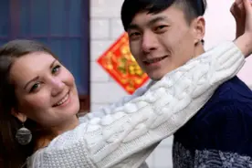 俄罗斯妹子嫁到中国农村，学煮饺子，贴春联，要过有滋味的中国年图片