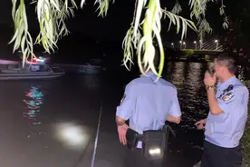 惊险！700吨货船触底进水，沉底前一分钟船员被救出图片