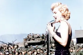 1954年梦露赴韩劳军，零下几十度穿吊带演出，数10万美军为其痴迷图片
