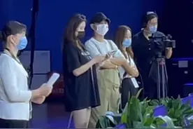 文章女友惊艳亮相！比马伊琍美太多，穿长T恤看爱马比赛长腿吸睛图片