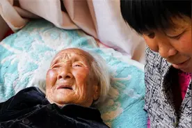"父母几岁去世，对儿女最好？"老人的心里话，揭示了儿女的想法图片