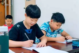 被罚抄名字“100遍”，一个孩子写到深夜，另一个孩子5分钟搞定图片