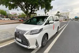 路边遇凌志LM300h七座，车主很年轻，加油站大哥也盯着看了好一会图片