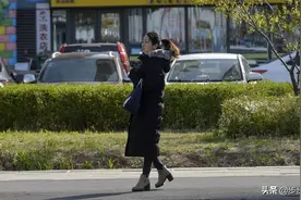 东北“倒春寒”下的街景：羽绒服配短袖，裙子里面套棉裤图片