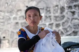 大马路上摆地摊，滚滚车流中做生意，卖鞋大姐摆摊不按套路出牌？图片