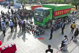 大货车盲区有多危险？福建漳州交警开大货车到市民身边示范图片