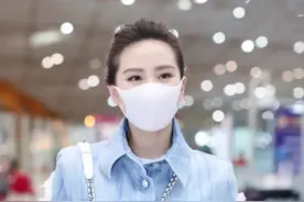 刘诗诗生娃后身材没走形！穿牛仔裙机场秀小细腿，皮肤也白得出奇图片