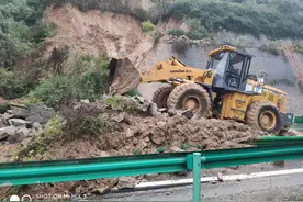 延西高速黄陵辖区发生滑坡道路中断 现场临时交通管制图片