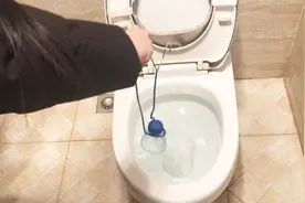 马桶堵住不要慌，教你自己制作疏通神器，方法简单又方便快学起来视频封面