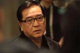 香港金牌配角秦沛，净身出户和前妻离婚，前妻葬礼孩子们都没参加图片
