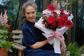 83岁奶奶独居：拍戏62年，独自旅行、打篮球…这是晚年最好的模样图片