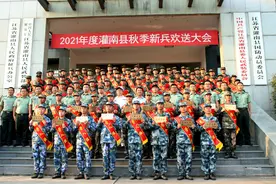 红旗飘飘锣鼓声声 情深意长送别新兵图片