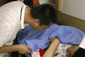 “弟弟我养，儿子谁养？”大女儿的质问，换来父母无情嘲讽图片