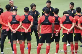 艾克森晒国足合照动情发声！286天前，他放弃国籍遭巴西球迷围攻图片