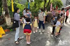 最萌的娃回校了图片
