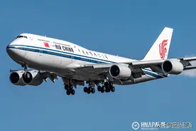 实拍国航旗舰机型波音747-8首都机场降落 起落架细节清晰可见图片