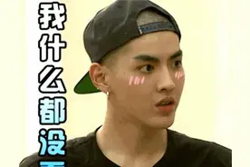 吴亦凡被带走画面曝光，众多女粉又哭又喊大喊：“凡凡加油！”图片
