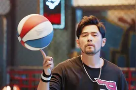 周杰伦自嘲篮球没进展 18年前做这件事“最有贡献”视频封面