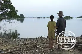 洪水凶猛来袭 老人放心不下家里养的鹅 消防员将鹅全部买下图片