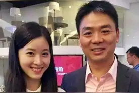 章泽天被同学恶意关滤镜，当看清真实生图后？终于相信她26岁了。图片