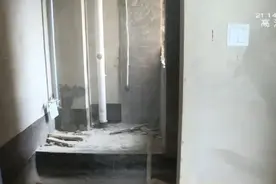 “开放式卫生间”怎么用？​厨房、卫生间连在一起，要做隔离必须要拆墙！物业：就是这么设计的……图片