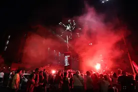 利物浦球迷涌上街头，安菲尔德变身红色海洋图片