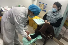 疼！脚底一滑，女子痛失脚趾壳图片
