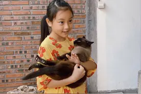 李小璐晒与甜馨日常，做蛋糕玩滑板很充实，穿国货彰显爱国情怀图片
