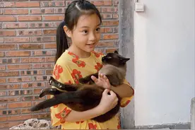 李小璐晒与甜馨日常，做蛋糕玩滑板很充实，穿国货彰显爱国情怀图片