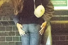 德普女儿当街拥吻，对象却不是甜茶，网友：这姐怎么又有新恋情了图片