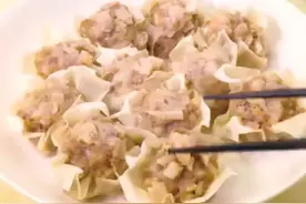 莲藕虾仁猪肉馅儿烧麦，馅儿大皮薄味美，自己做超简单图片