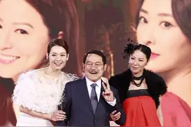 TVB群星云集，刘恺威爸爸美女搀扶惊喜现身，女星比美各出奇招图片