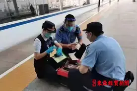 同色皮箱被误拿 列车长助力寻回 箱内有现金58300元、一块和田玉、六条香烟图片