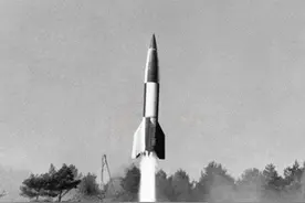 2万奴工死于导弹制造：1944年9月8日纳粹首次发射V2火箭图片