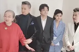 星光大道总决赛后台曝光，阎维文杨洪基显年轻，于文华红唇好迷人图片