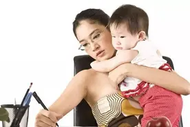 喂完孩子的饭却发现盘子已空，宝妈怒掀桌子，网友：简直欺人太甚图片