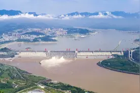 长江流域洪峰接连来袭，三峡大坝泄洪压力有多大？会溃坝吗？图片