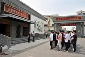 许昌胖东来超市莅临宝丰酒厂参观访问图片