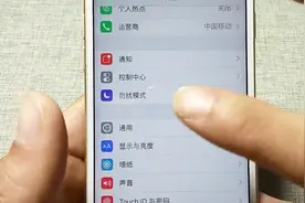 设置里找到辅助功能，打开这个按钮，手机主题颜色进行了整体更改